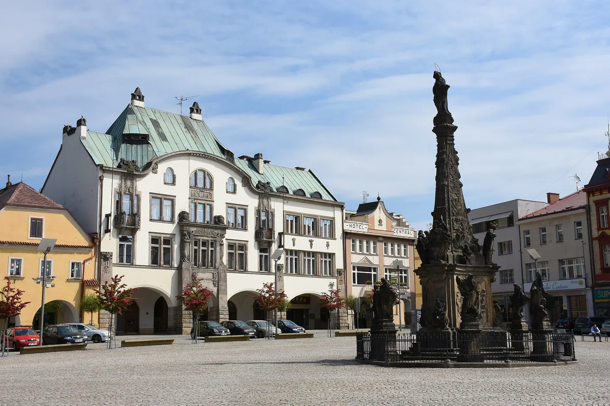Náměstí ve Dvoře Králové nad Labem s morovým sloupem