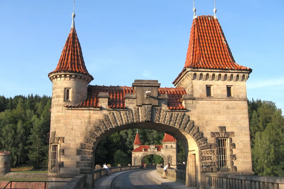 Kamenná brána přehrady Les Království