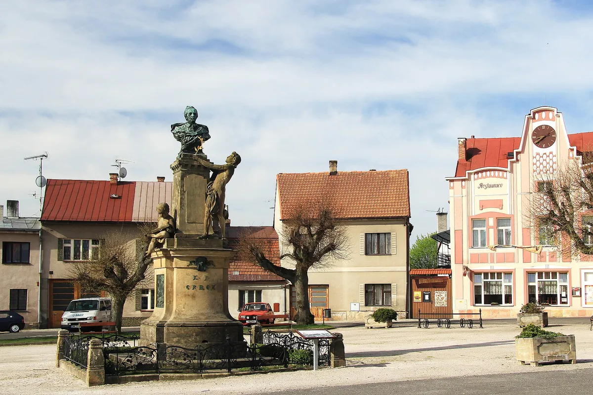 Barokní sousoší na náměstí v Miletíně