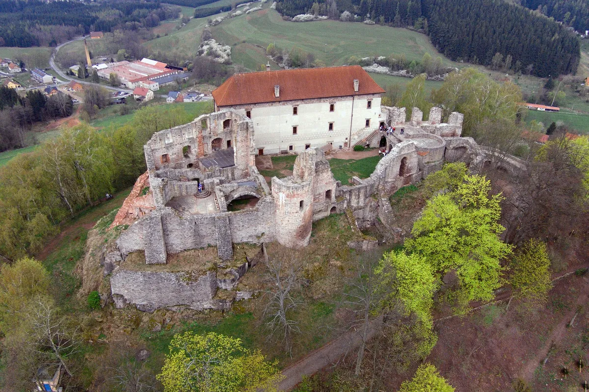 Hrad Pecka na skalním ostrohu z ptačí perspektivy